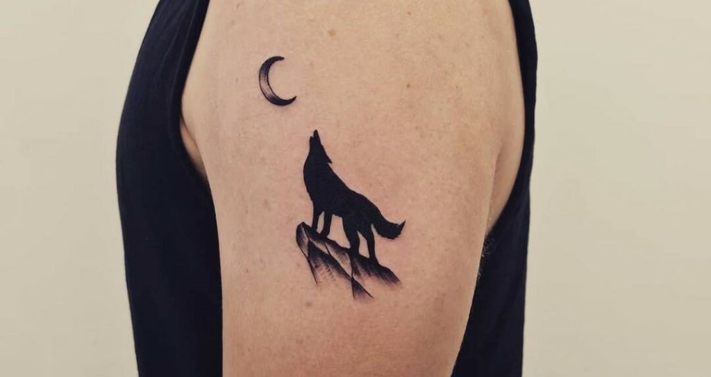 Tatuaje pequeño de lobo