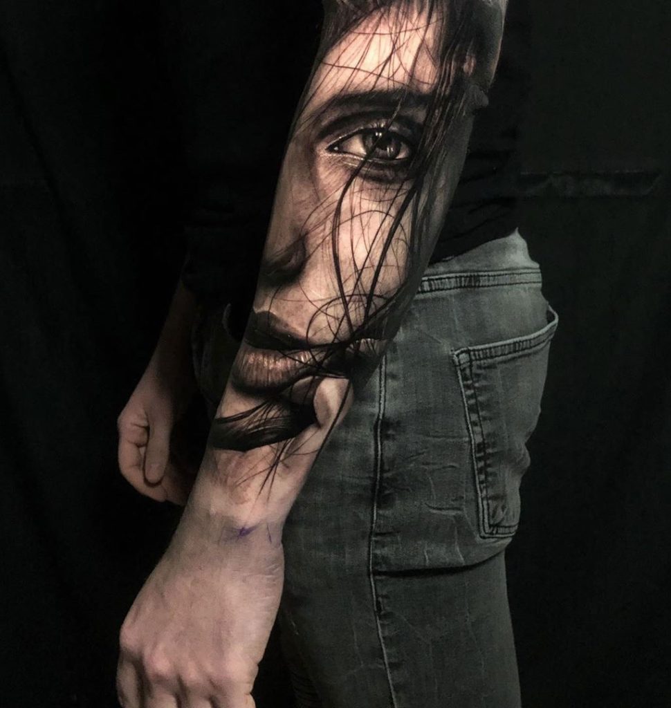 Tatuaje realista de mujer