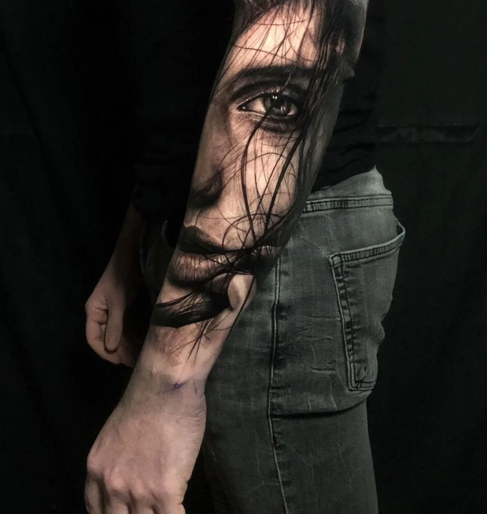 tatuaje realista negro y gris