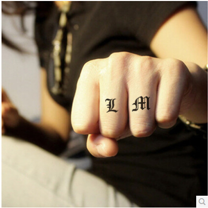 Letras góticas tatuaje