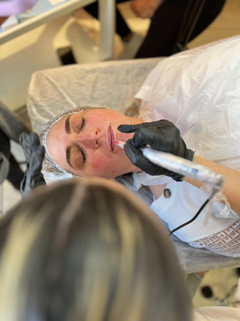 Aplicando micropigmentación labios