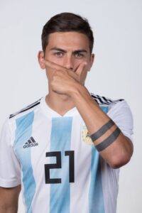 Tatuajes de líneas en el brazo Dybala