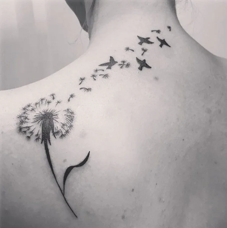 Tatuadora usa tinta negra y flores coloridas para cubrir tatuajes