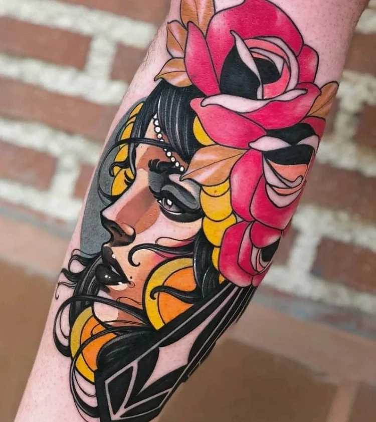 Tatuadora usa tinta negra y flores coloridas para cubrir tatuajes antiguos