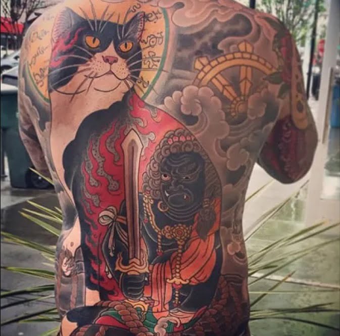 Tatuaje de gato en espalda