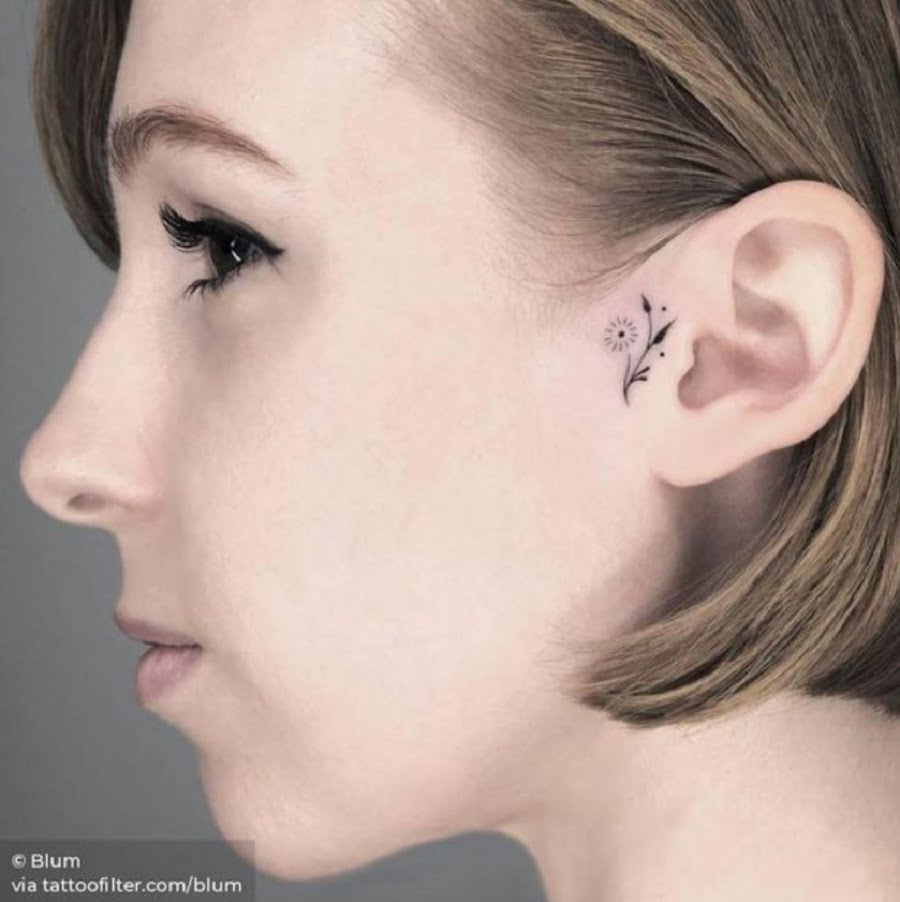 Tatuajes Minimalistas flor oreja