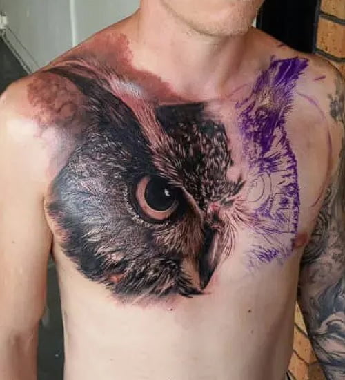 Búhos tatuados: en el pecho