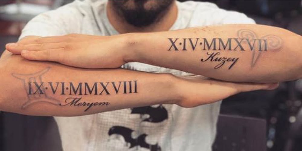 Números romanos tatuados: brazos