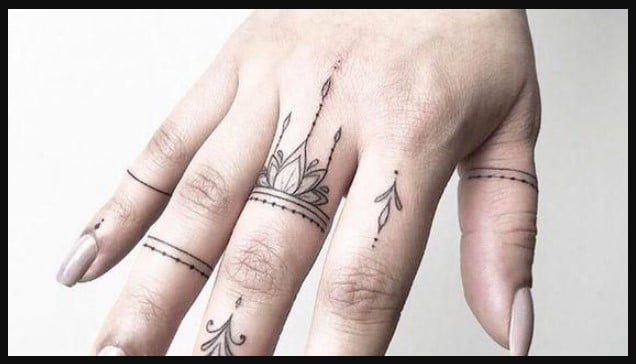 Varios anillos tatuados