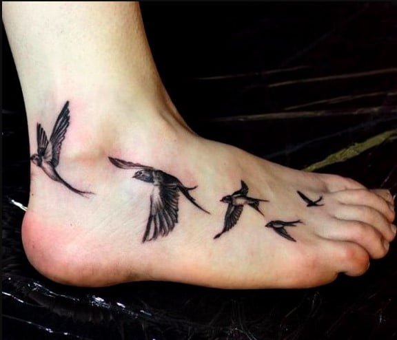 Varias golondrinas tatuadas