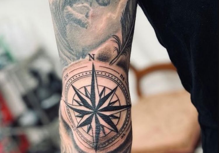 Codos tatuado: rosa de los vientos