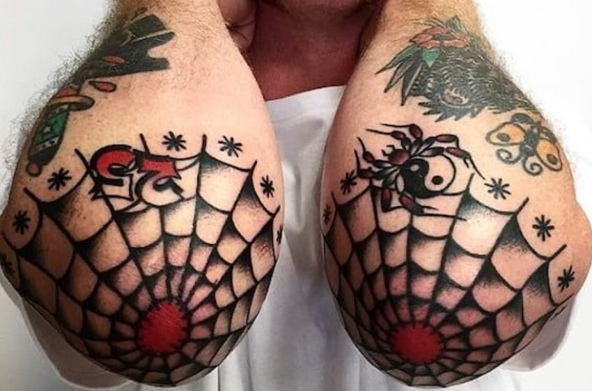 Tela de araña tatuada en codos