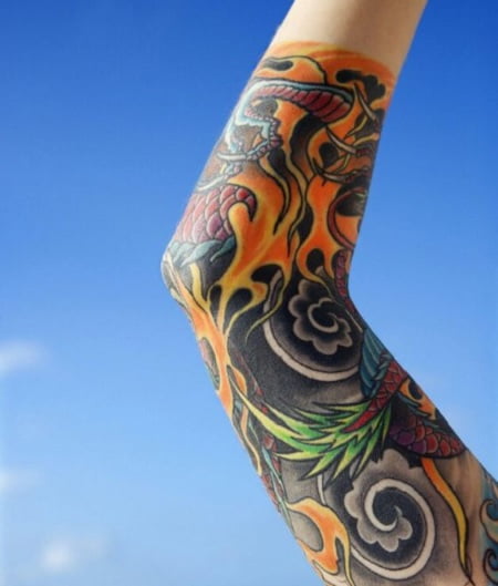 Codo y brazo tatuado