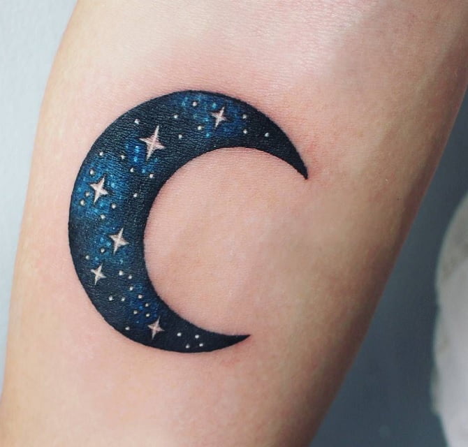 Luna tatuada con dos caras