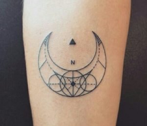 luna con brújula en el brazo