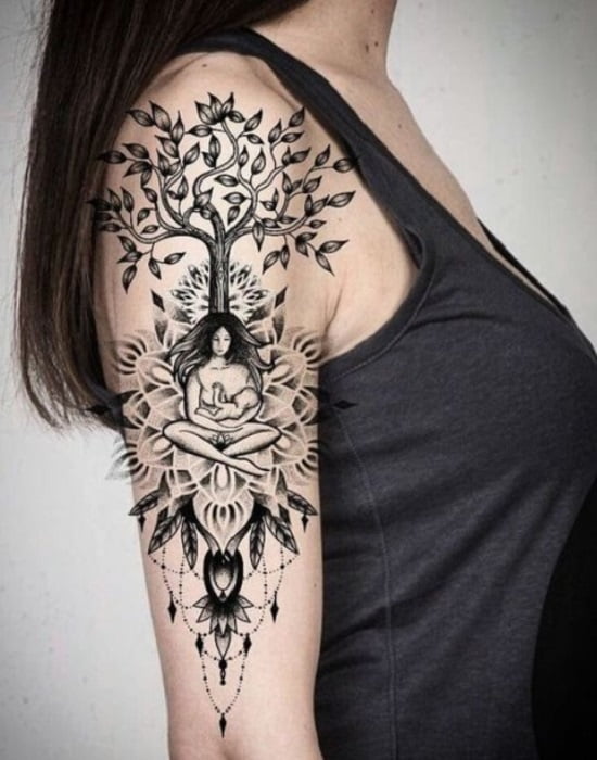 Tatuaje deñ árbol de la vida con una madre