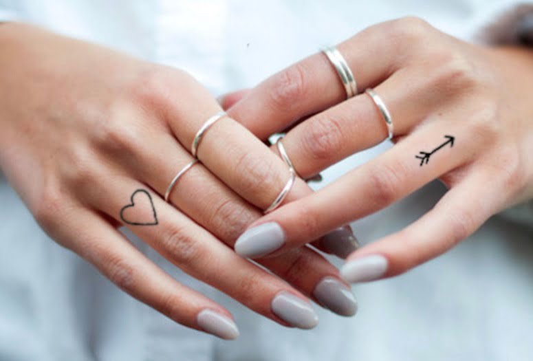 Tatuar dedos: corazón y flecha