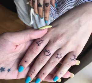 tatuar dedos: astros