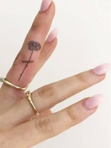 Tatuar dedos: una flor