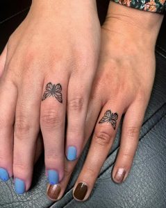 mariposa en los dedos