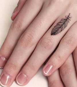 dedos tatuados: plumas
