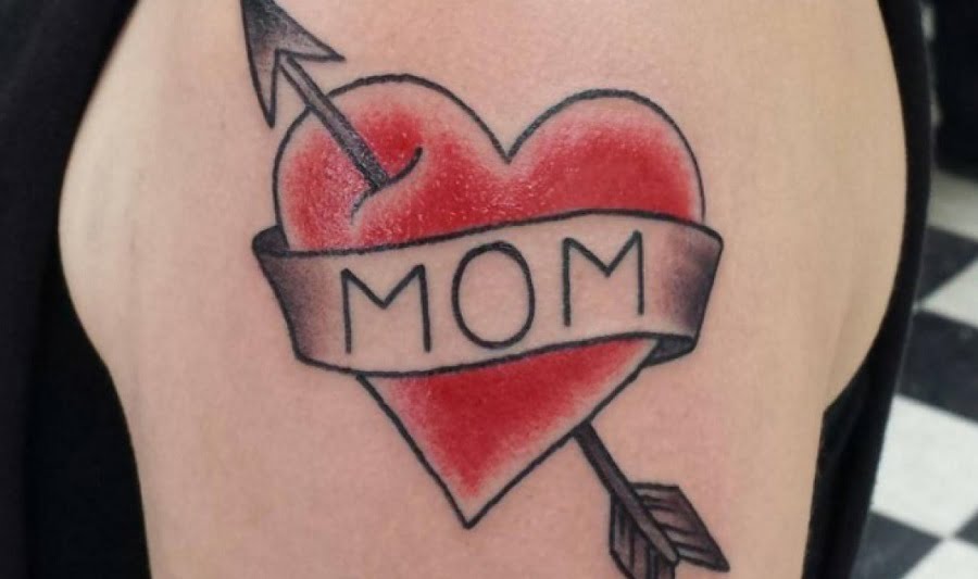 Tatuaje con flecha y palabra mamá