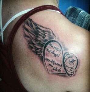 Tatuaje de corazón con alas
