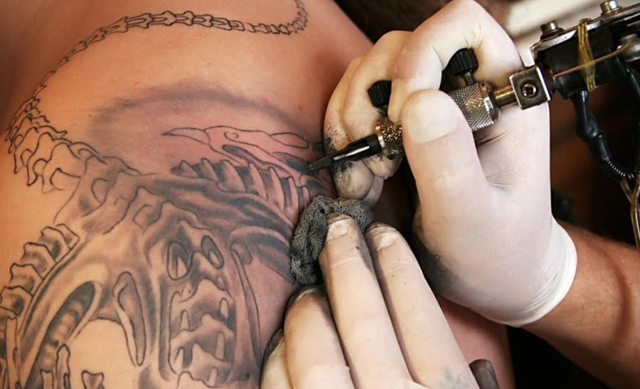 Realización de un tatuaje