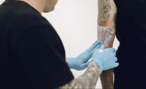 Infección en tatuajes: colocación de vendas