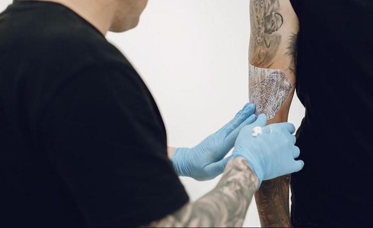 Infección en tatuajes: colocación de vendas