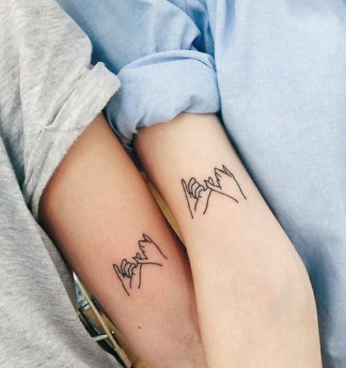 Tatuaje de meñiques juntos