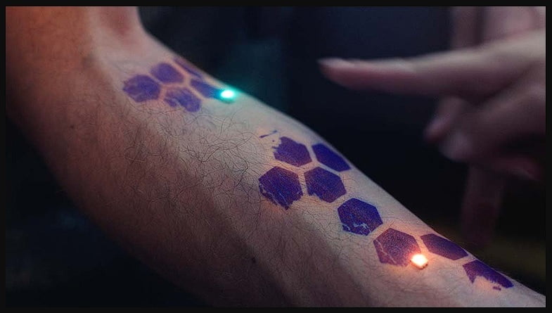 Tatuajes biotecnológicos en el brazo