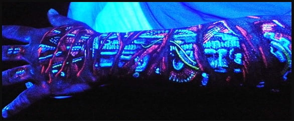 Tatuaje que brilla en la oscuridad