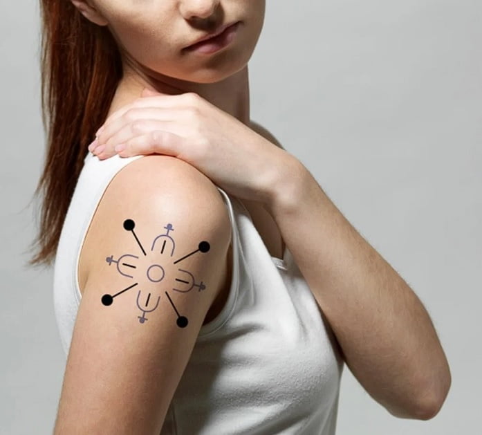 Tatuajes tecnológicos en el hombro