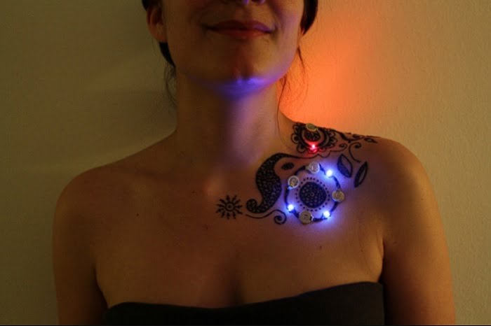 Tatuajes con led en el hombro de una chica