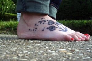 Dientes de león en el pie