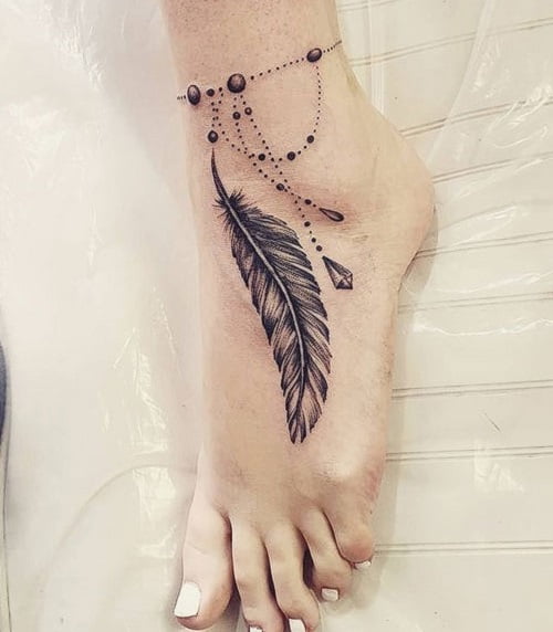 Tatuajes significativos: pluma en un pie femenino