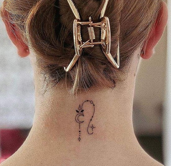 Tatuaje en el cuello