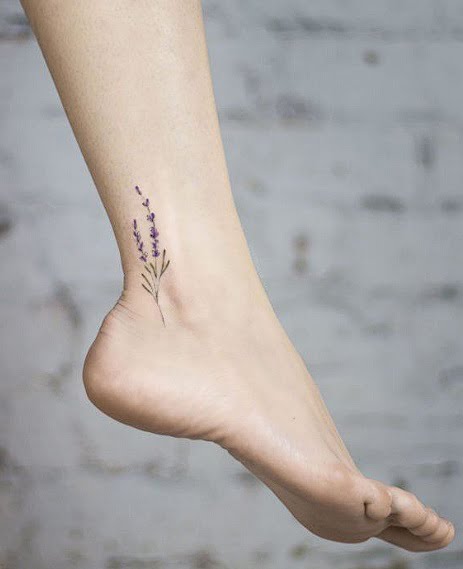 tatuajes finos y elegantes para mujeres, área del tobillo
