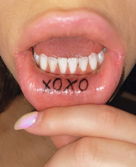 Labios tatuados