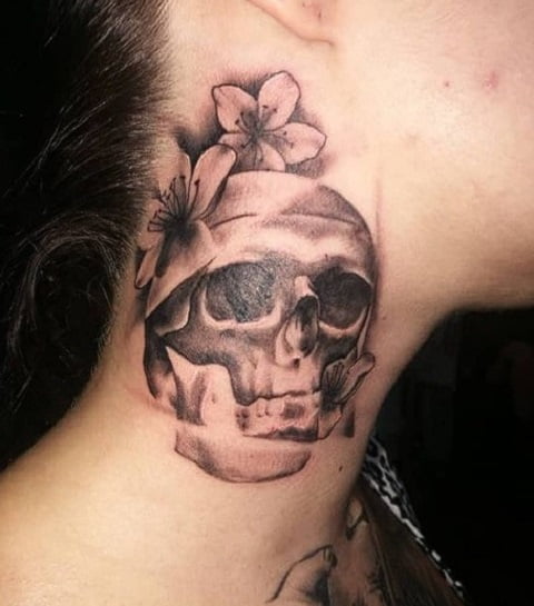 Calavera en el cuello