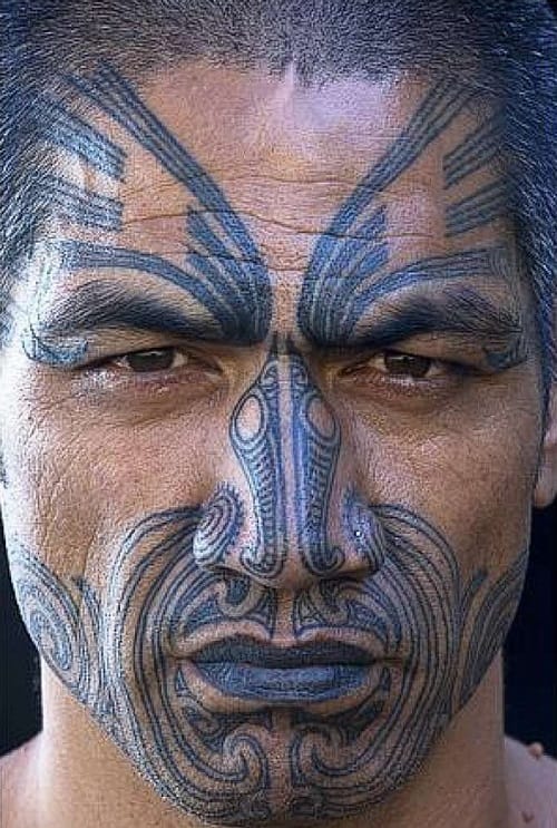 Tatuaje Maorí en el rostro