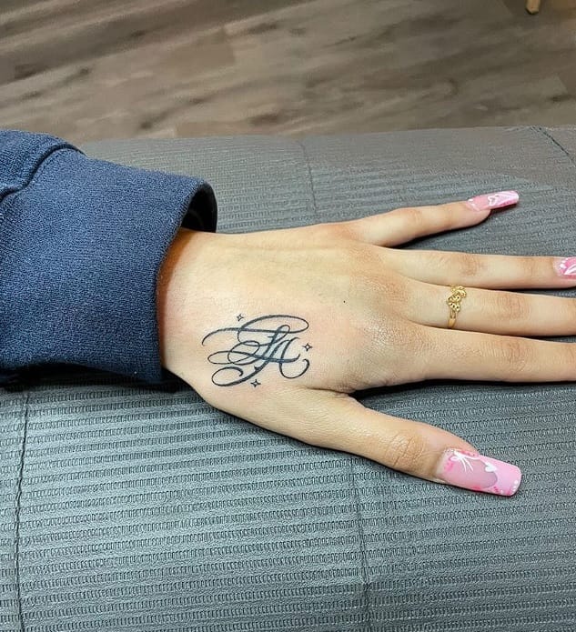 Tatuajes con iniciales en la mano
