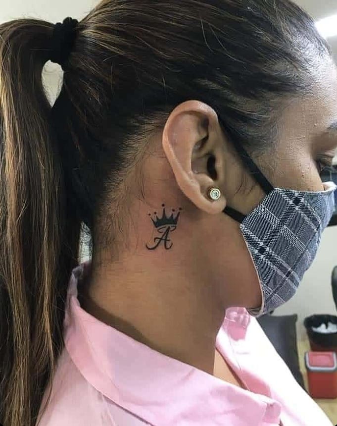 Tatuajes con iniciales y una corona
