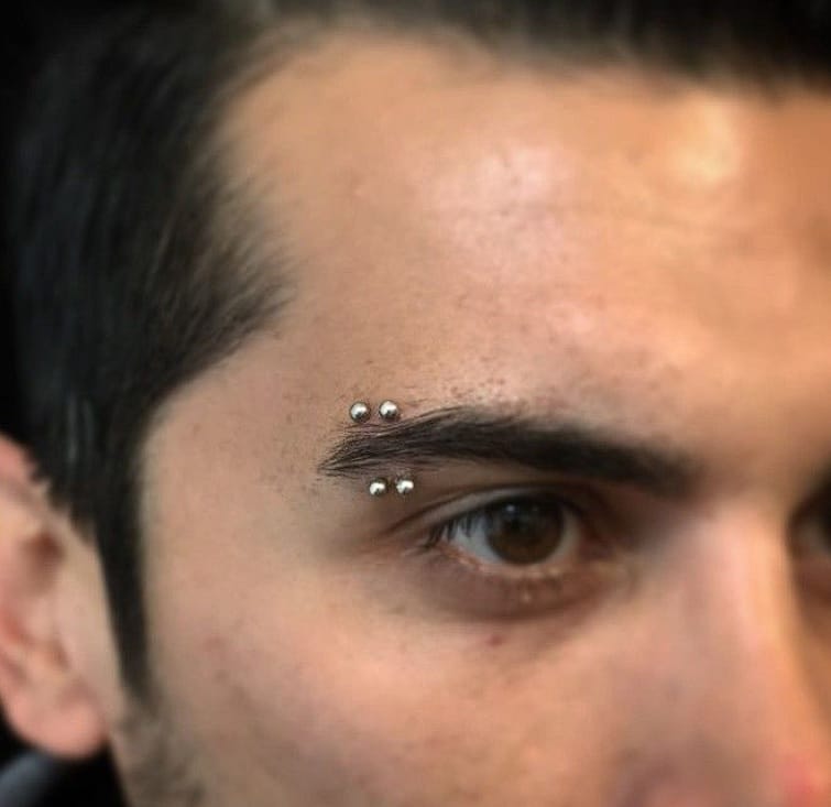 Significados de los piercings según su ubicación: cejas