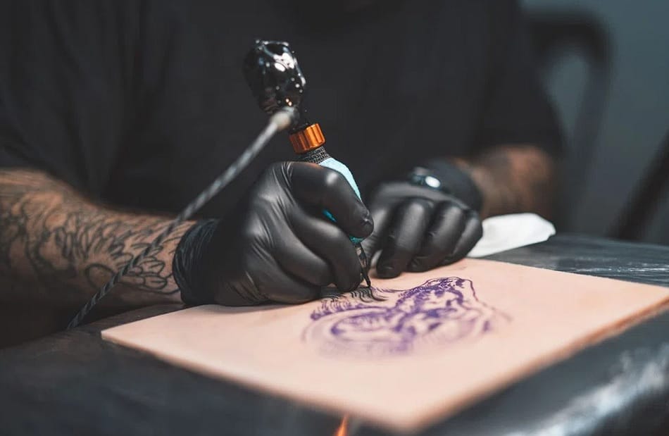 Artista trabajando en una piel sintética