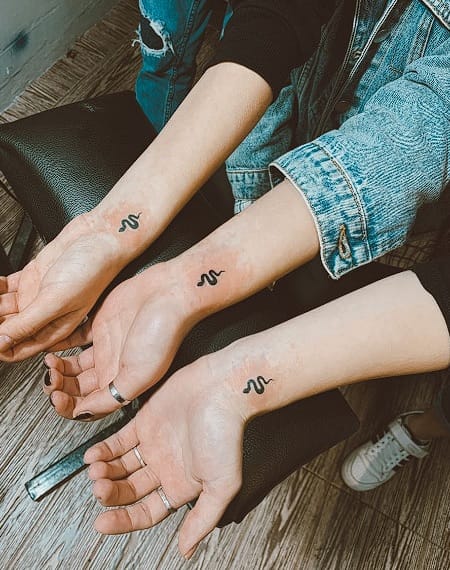 Tatuajes de amigas en el brazo