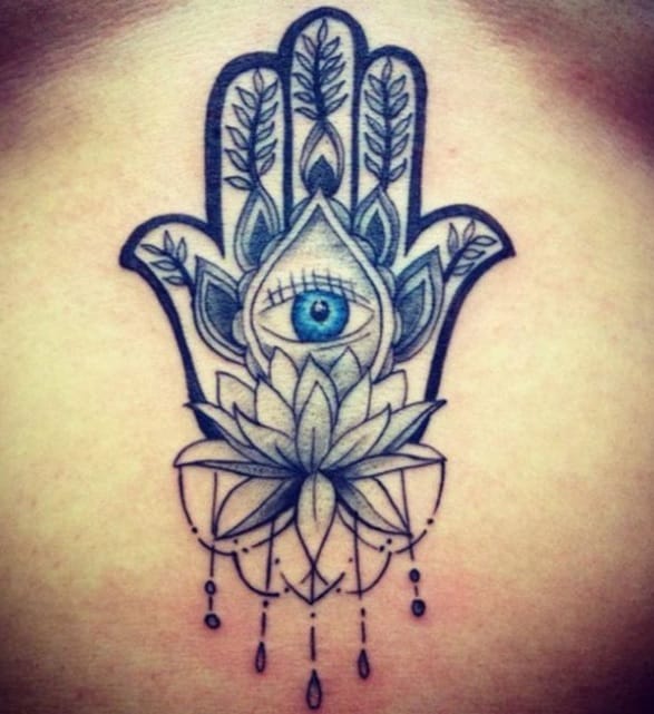 Tatuaje mano de fátima espalda
