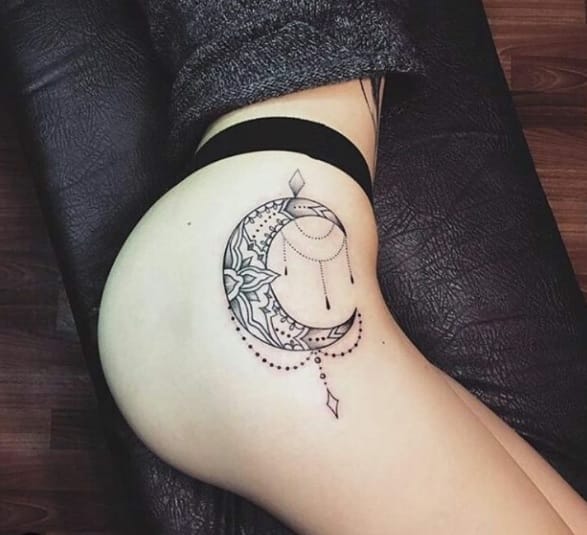 Símbolos para tatuarse: luna en la cadera de una chica