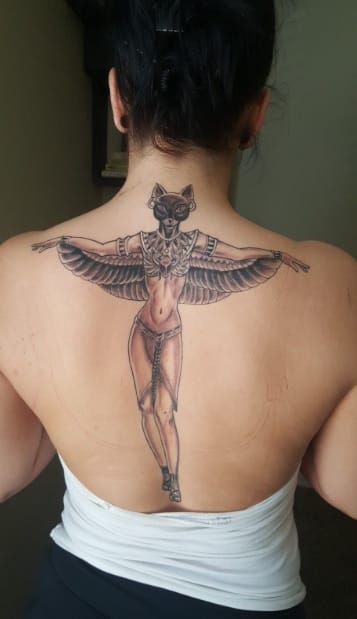 Bastet tatuada en la espalda